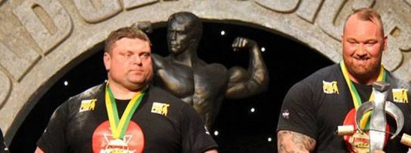 Schwarzenegger cumprimenta ator por prêmio