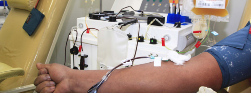 Hemominas coleta sangue do primeiro voluntário em doação de plasma para tratamento da Covid-19