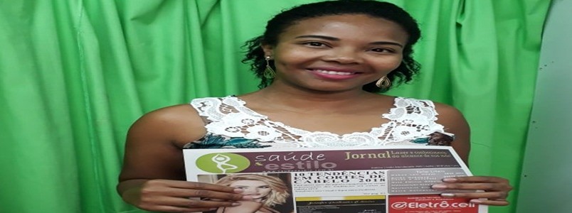 Polly Garçons recebe sua edição do jornal Saúde e Estilo