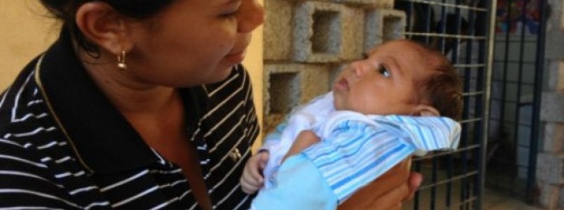 Mães de bebês com microcefalia enfrentam distância, cansaço e maratona de exames
