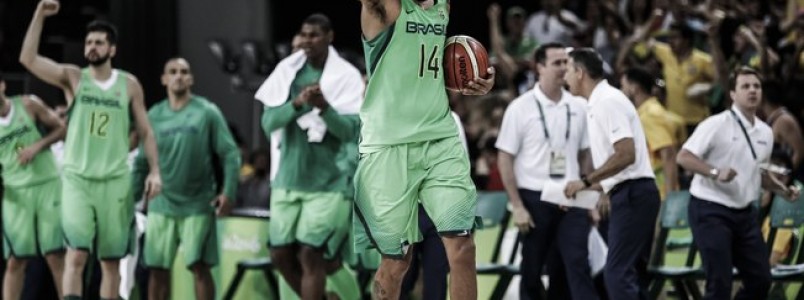 Brasil supera Espanha nos segundos finais e vence 1ª no basquete masculino