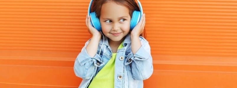 Uso de fones de ouvido por criaas: conhea os efeitos e saiba como minimiz-los
