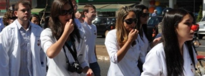 Médicos residentes entram em greve por tempo indeterminado