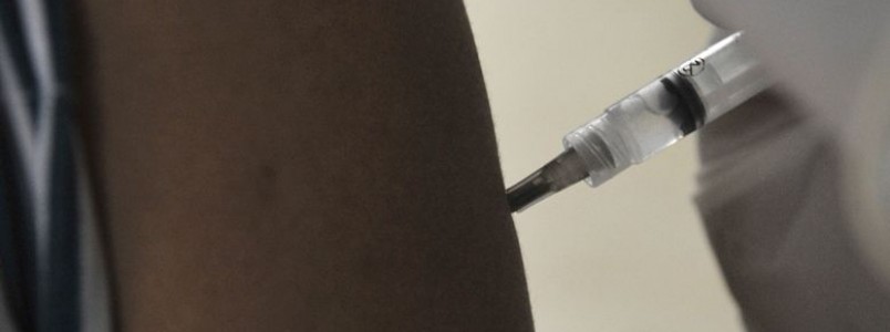 Laboratório trabalha para abastecer vacinas
