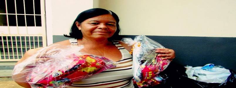 Itabirana, há sei anos, entrega presentes para filhos de presos, em Itabira, MG
