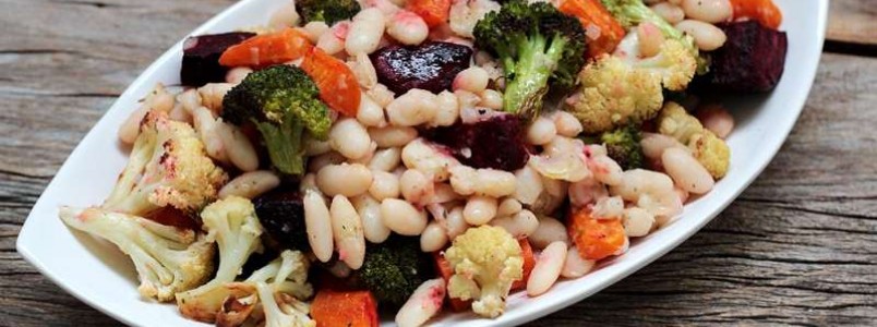 Salada de feijão branco com vegetais assados