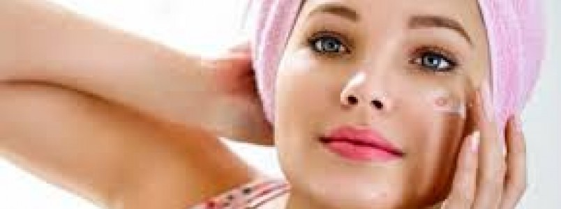 Adultas e com acne: problema comum na adolescência também atinge mais velhas