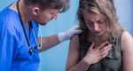 Tosse, febre e dificuldades para respirar são sinais de pneumonia. Doença pode levar à morte