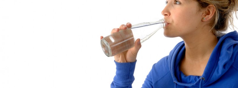 5 benefícios de beber água em jejum