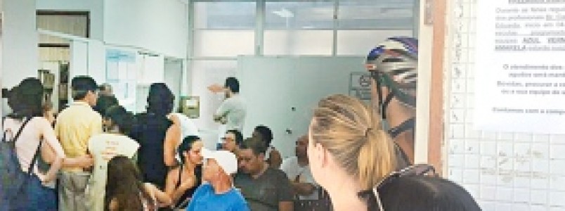 Procura por vacina da febre amarela cresce em BH e população enfrenta fila nos postos