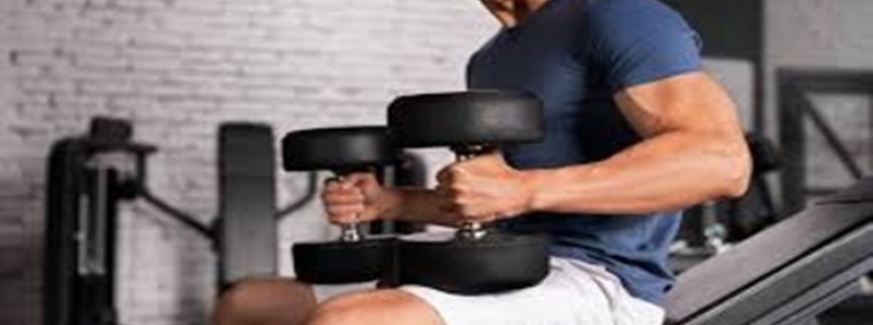 Rosca bíceps com halteres no banco inclinado? Como fazer e erros comuns