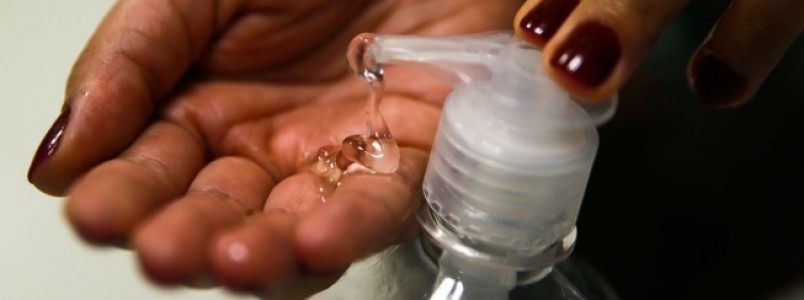 Produção de álcool gel caseiro traz riscos e confronta legislação