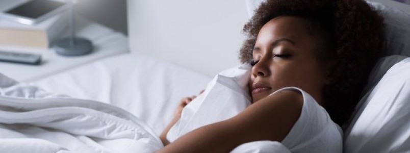 Dormir com luz acesa aumenta em até 14% chances de ter câncer de mama