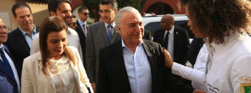 Temer inaugura sala em hospital e entrega casas em Patos de Minas