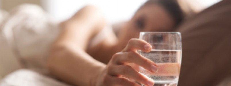 Deixar água do lado da cama à noite pode fazer mal à saúde