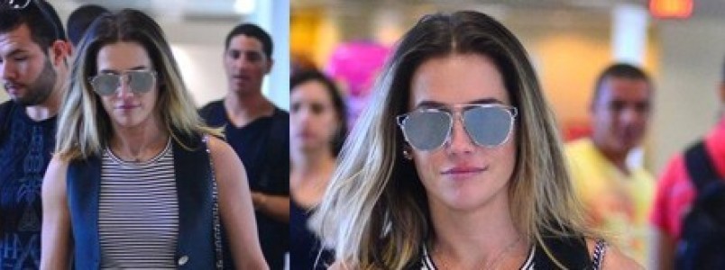 Deborah Secco aposta em look estiloso em aeroporto