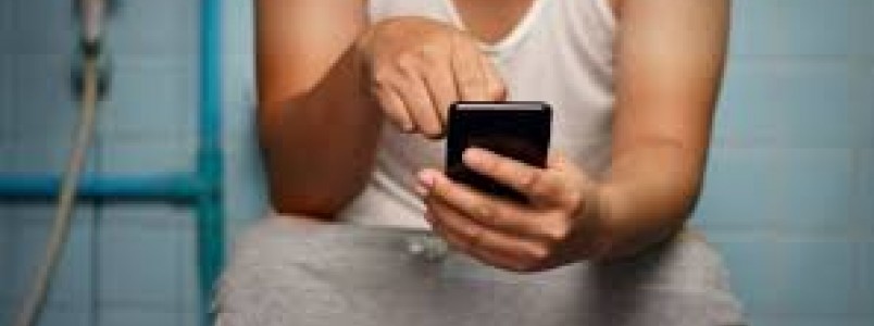 Uso de celular no banheiro eleva risco de hemorroidas, aponta estudo