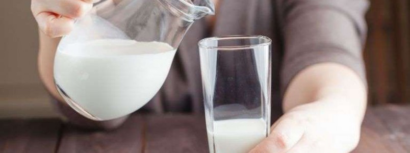 Leite faz mal para quem tem gastrite, mas alivia a dor: entenda ação do alimento no estômago