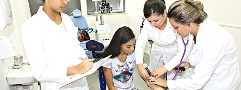 Curso de enfermagem das Faculdades Kennedy ensina o dia a dia da profissão