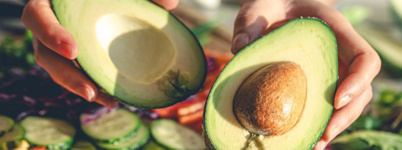 Qual e a melhor hora para comer abacate? Descubra como potencializar seus beneficios para emagrecer, dormir e mais