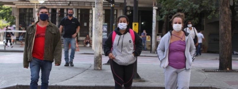 Estado prevê queda nos casos de Covid em breve, mas cuidados devem ser mantidos