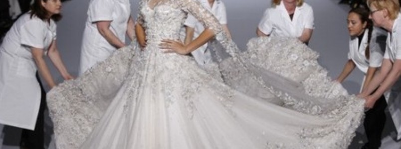 Isabeli Fontana brilha em desfile na semana de moda de Paris com vestido de noiva