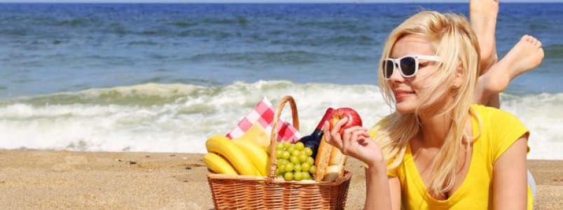 Lanches saudáveis no verão: o que comer na praia e não sabotar a dieta 