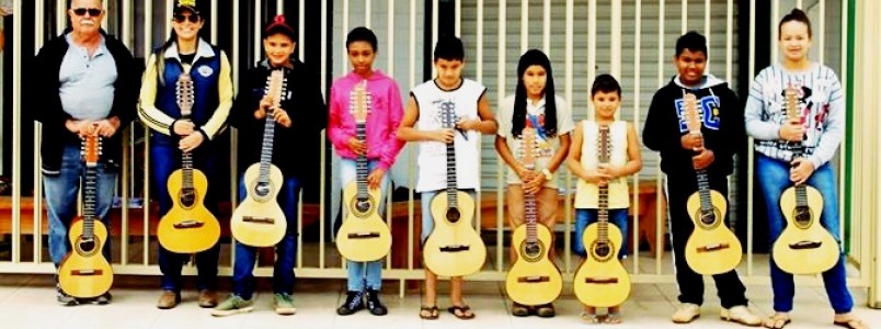 Projeto itabirano ensina gratuitamente aulas de viola para crianças