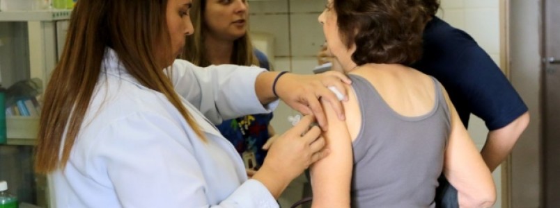 Campanha de vacinação contra gripe será antecipada no país para facilitar diagnóstico de coronavírus