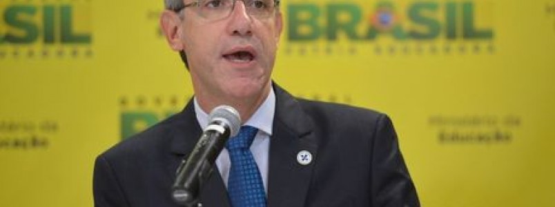 Dilma demite ministro da Saúde por telefone