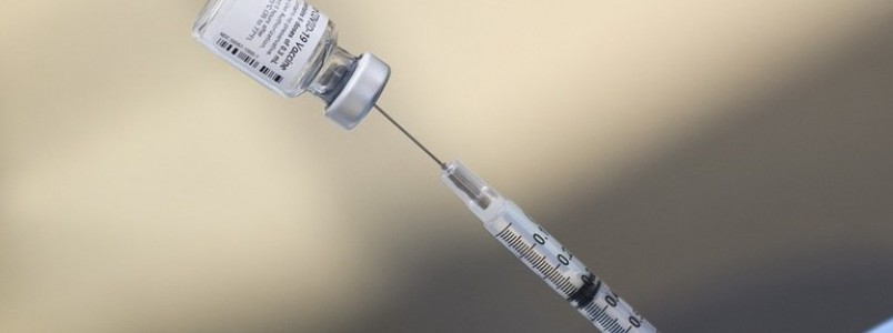 Reforço tem os mesmos efeitos colaterais da 2ª dose, diz estudo