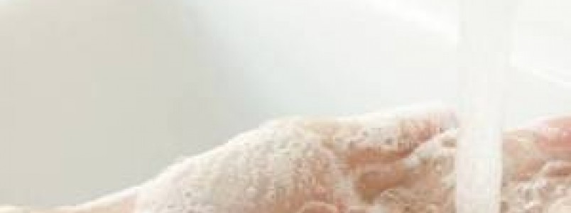 1 em cada 3 pessoas não lava as mãos com sabonete após ir ao banheiro, aponta pesquisa