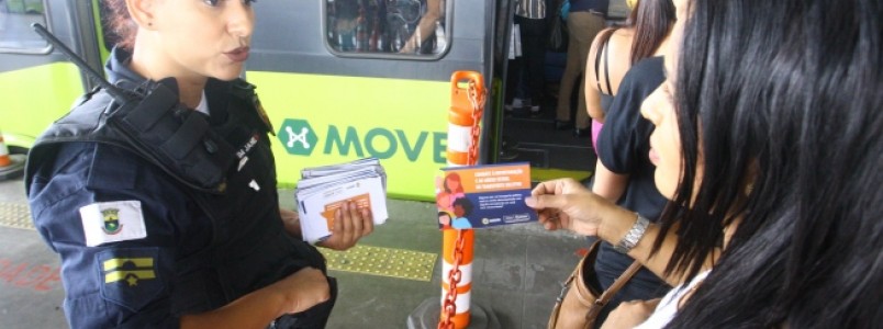 Apitos contra importunação sexual são distribuídos a passageiras na Estação São Gabriel